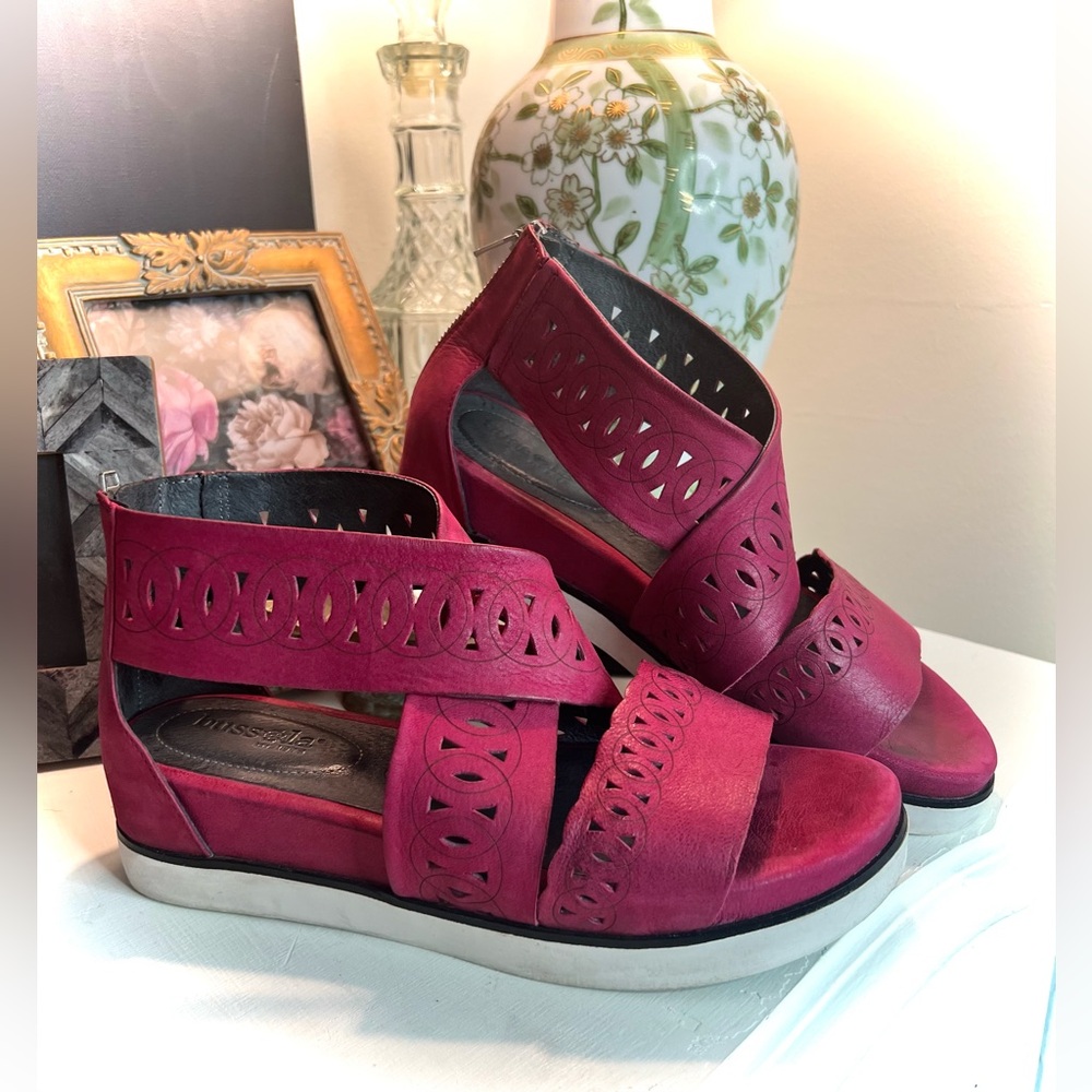 bussola Fuchsia Cutout Leather Platform Sandals
